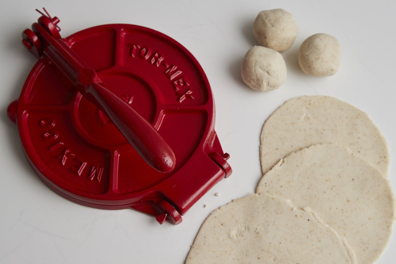 Tortilla Press Kit - Red Cast Iron with Servilleta Tortilla Press Verve Culture 
